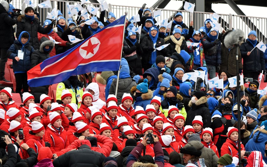 Navijačice Severne Koreje, naravno - u crvenom