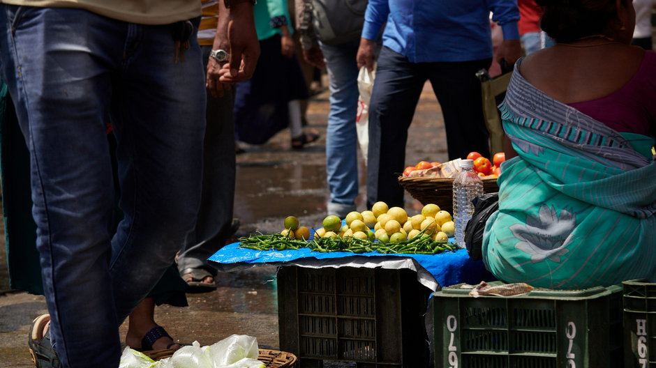 Sprzedawcy warzyw i owoców na targu przed stacją kolejową Ambernath w Bombaju