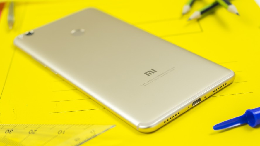 Das Design des Xiaomi Mi Max 2 ähnelt anderen Xiaomi-Smartphones. Und ein wenig auch der Optik des Apple iPhone.