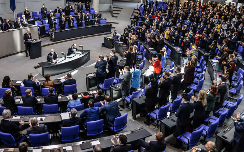 Kanclerz Niemiec Olaf Scholz podczas posiedzenia niemieckiego parlamentu otrzymuje owacje na stojąco po wygłoszeniu przemówienia na temat rosyjskiej inwazji na Ukrainę, 27 lutego 2022 r.
