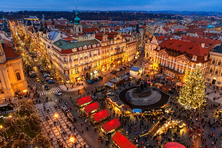 Praga<br><br>Praga jest bajkowa w każdy dzień w roku, ale w okresie świątecznym dodatkowo połyskuje lampkami. Powłócz się po starówce Placu Wacława, robiąc przystanki przy uroczych chatkach wypełnionych zabawkami z drewna, koronkami i pachnącymi świerkiem dekoracjami. Zwróć uwagę na tradycyjne bombki - może znajdziesz tam wyjątkowy okaz na swoją choinkę albo na prezent. Energię można tu ładować przy pomocy grillowanej kiełbaski i grzanego wina. Nie przegap też żywej szopki, gdzie dzieci mogą pogłaskać kózki i osiołka. Gdy zrobi się późno, a Ty będziesz już mieć zakupów po dziurki w nosie, polecamy spacer po opustoszałym już Moście Karola.