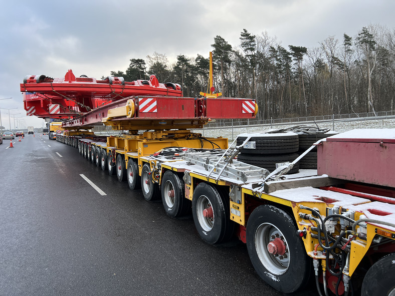 Transport gigantycznej maszyny czeka przed wjazdem do Warszawy na drodze ekspresowej S8 w pobliżu węzła Janki