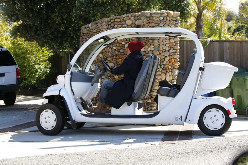 Kiedis jeździ wózkiem do golfa