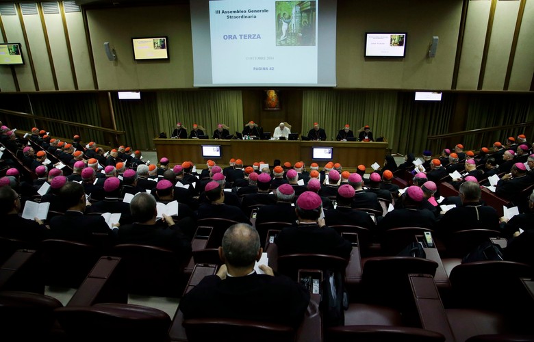 Ale nie tylko o gejach i lesbijkach debatowali hierarchowie. Wiele miejsca poświęcono rozbitym rodziom.