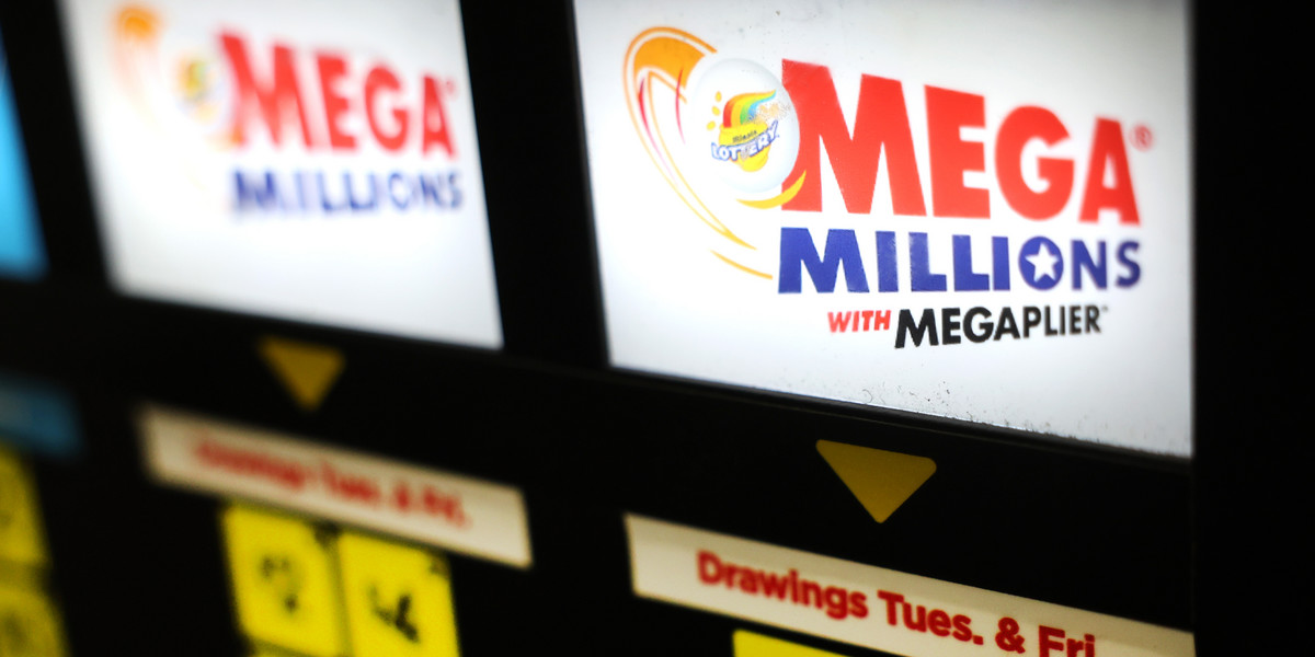 Automat sprzedający bilety na loterię oferuje bilety Mega Millions na sprzedaż. 
