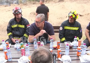 Vučić sa vatrogascima