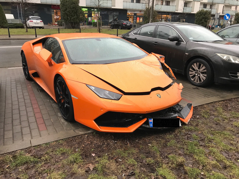 Kierowca Lamborghini uciekł z miejsca zdarzenia