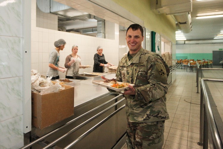 Amerykańscy żołnierze z 3. Pancernej Brygadowej Grupy Bojowej na stołówce w obozowisku Karliki koło Żagania