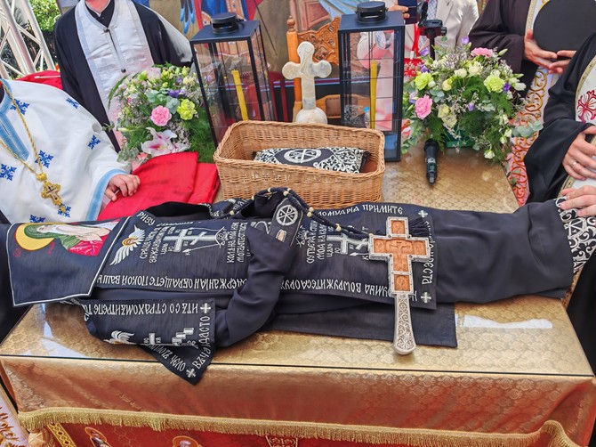 Presvlačenje moštiju Svetog Zosima