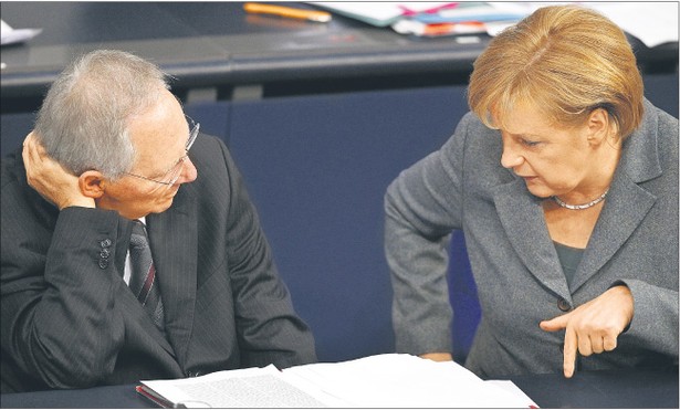 Do niemieckich propozycji przekonują minister finansów Wolfgang Schaeuble i kanclerz Angela Merkel Fot. Forum