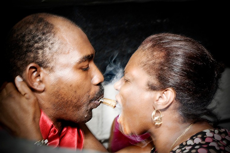 Shannon Taggart, Vodou Ceremonies in Mambo Rose Marie Pierre's Basement Temple, Brooklyn, New York, 2009–2012 Dzięki uprzejmości artystki / courtesy of the artist