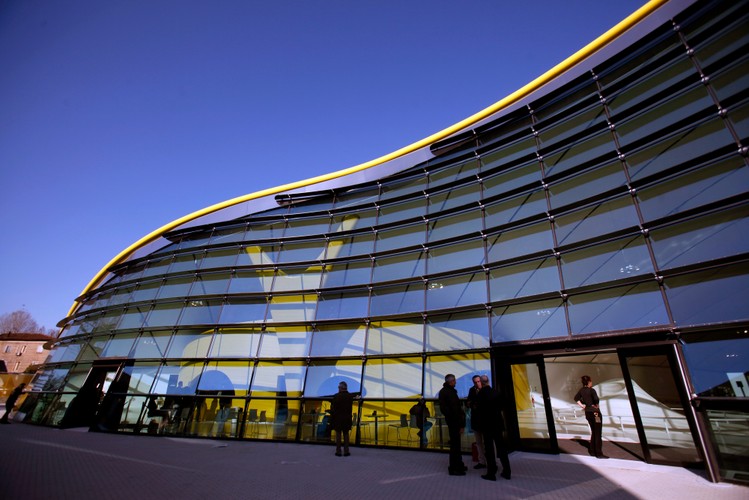 Odwiedzający przed domowym muzeum Enzo Ferrari we włoskiej Modenie.