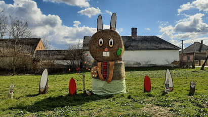 Zalavárra eljött a nyuszi, nem is akármilyen – Fotók, amelyeken már ott a húsvét