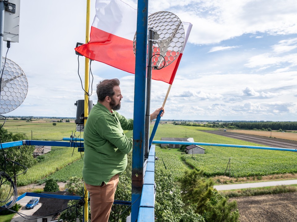 Kamil Szymańczak na dachu silosów