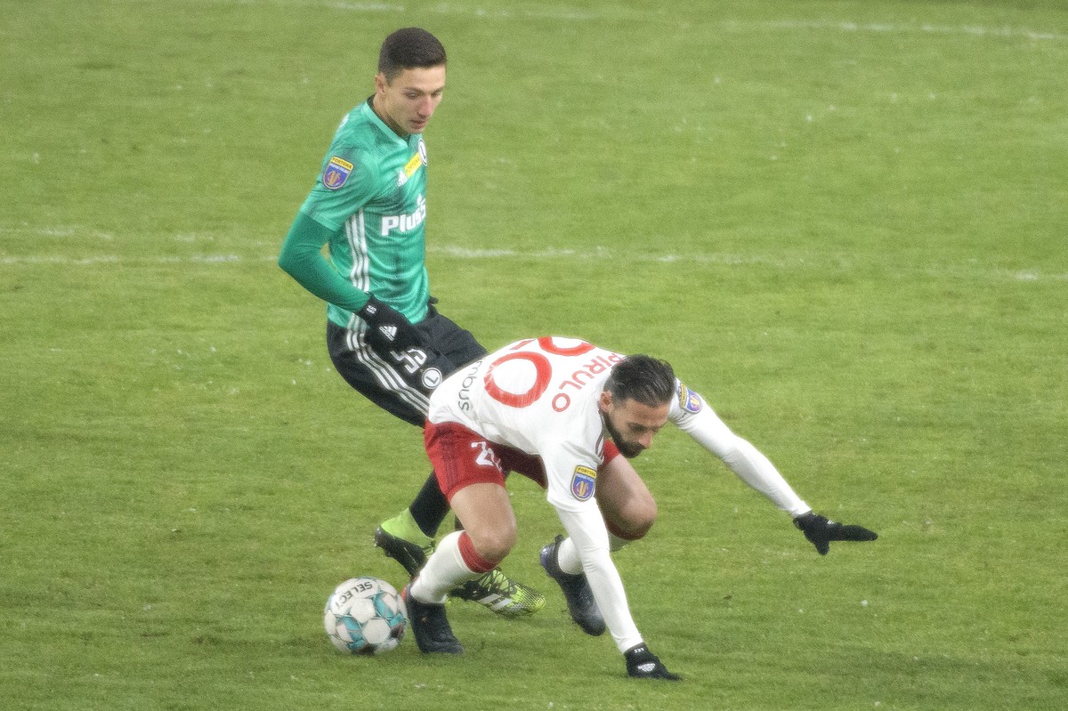 Zawodnik ŁKS Łódź Luiz Pirulo (P) i Bartosz Slisz (L) z Legii Warszawa podczas meczu 1/8 finału piłkarskiego Pucharu Polski