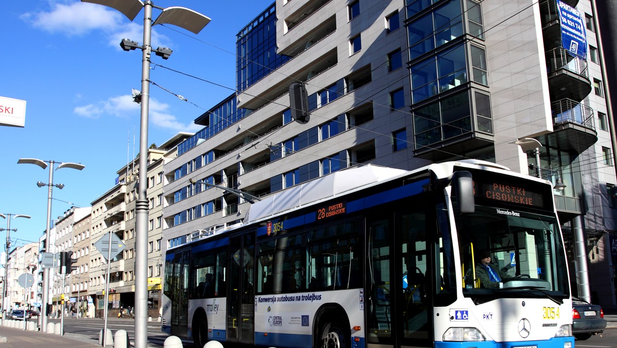 O dwa nowe, ekologiczne, bo napędzane sprężonym gazem ziemnym, autobusy wzbogaciła się gdyńska flota komunikacji miejskiej. - Na przestrzeni pięciu lat udało się zmniejszyć emisję szkodliwych substancji o ponad 800 ton i zaoszczędzić 3,9 mln zł - mówi prezes gdańskiego Przedsiębiorstwa Komunikacji Miejskiej.