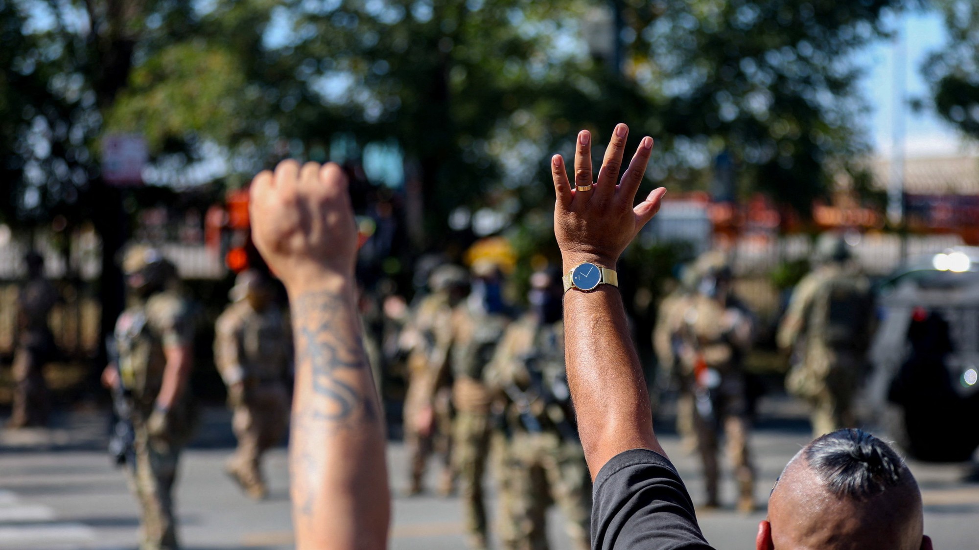 Ľudia protestujú počas zásahu ICE (imigračných agentov) a federálnych úradníkov v Chicagu
