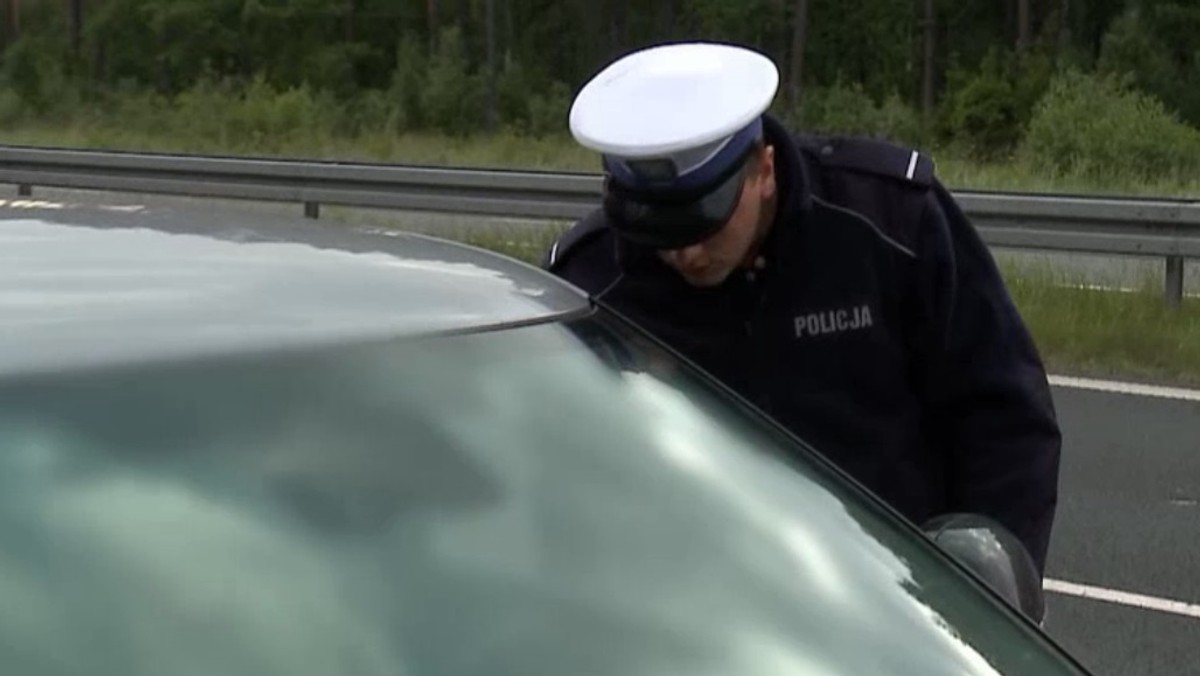 Kierował audi, ale gdy okazało się, że gdyńska policja chce zatrzymać go do kontroli drogowej, szybko zamienił się miejscami z pasażerką. Pech chciał, że zarówno on, jak i żona byli pijani. Za jazdę pod wpływem alkoholu grozi im teraz do dwóch lat pozbawienia wolności.