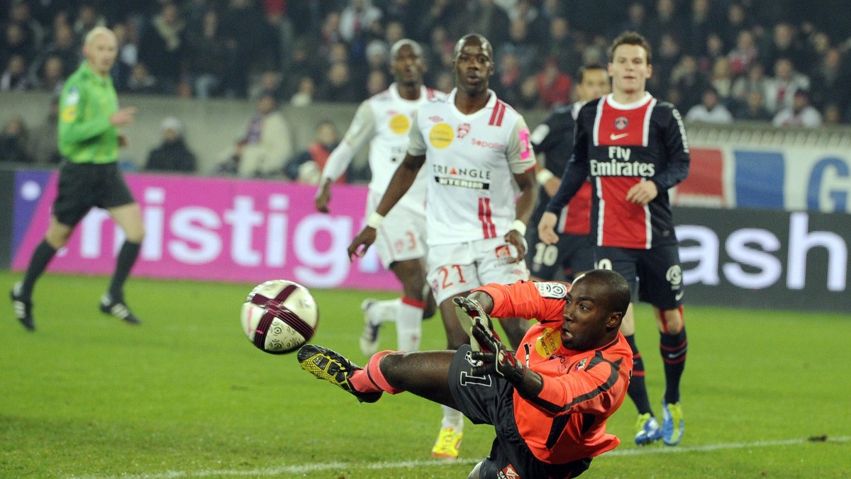 Paris Saint-Germain sensacyjnie przegrał z AS Nancy 0:1 (0:0) w meczu 14. kolejki francuskiej Ligue 1. "Bogacze" z Paryża polegli na własnym stadionie z przedostatnią drużyną tabeli, która przerwała serię 12 spotkań rywali bez porażki.