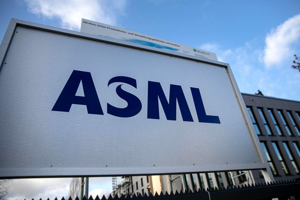 Logo holenderskiej firmy ASML przed jedną z fabryk