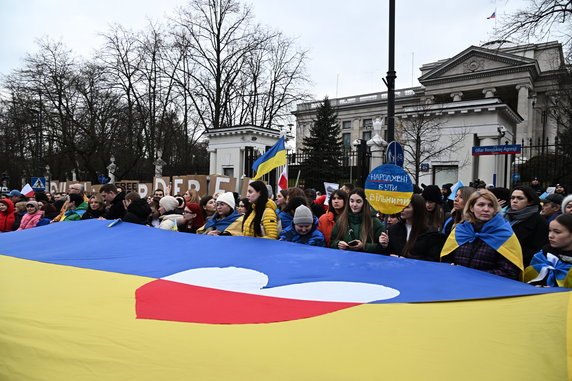Uczestnicy rozłożyli wielką flagę w kolorach ukraińskiej flagi z biało-czerwonym sercem na środku.