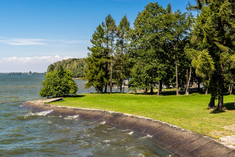 <strong>Goczałkowice-Zdrój</strong>
<br></br>
Malownicze tereny otoczone od południa Beskidem, a od północy rozległymi Lasami Pszczyńskimi. Obok Ustronia to drugie uzdrowisko województwa śląskiego. Tutejszy park zdrojowy z tężnią solankową przeszedł przed kilkoma laty gruntowną rewitalizację i prezentuje się okazale. Jedną z głównych atrakcji tego miejsca jest Jezioro (Zbiornik) Goczałkowickie, które w części spacerowej (w koronie zapory) jest znakomitym miejscem na odpoczynek i podziwianie naprawdę rzadkich widoków. Teren wokół jeziora jest chwalony przez miłośników rekreacji na rowerze. Trasa dookoła tego akwenu (nieco ponad 40 km) jest dość łatwa a krajobraz wynagradza kilkugodzinną jazdę.