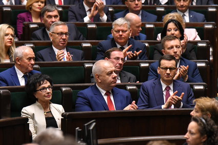 PiS jest nieugięty. 370 tys. osób dostanie mniejsze pensje, a firmy zapłacą miliony złotych