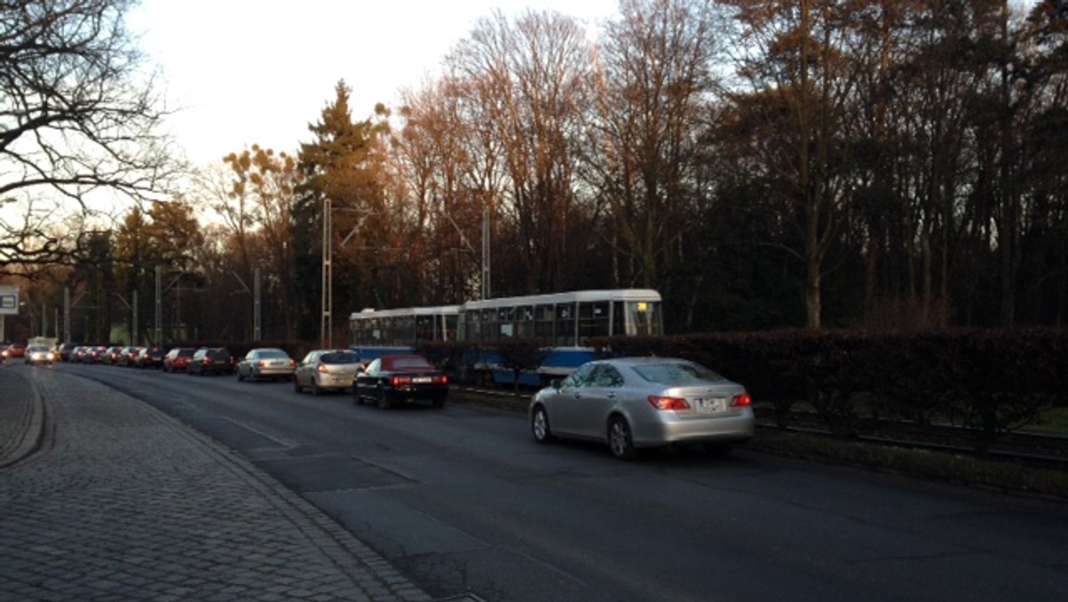 1 marca ma ruszyć remont torowiska przy ul. Grabiszyńskiej we Wrocławiu na wysokości cmentarza. W ramach tej inwestycji powstaną także – dodatkowy przystanek i nowe przejście dla pieszych. Będzie też ułatwiony dojazd do Pomnika Wspólnej Pamięci.