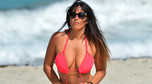 Claudia Romani w bikini na plaży