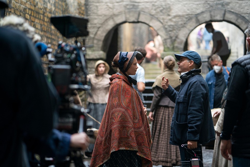 Florence Pugh és Sebastián Lelio A csoda forgatásán