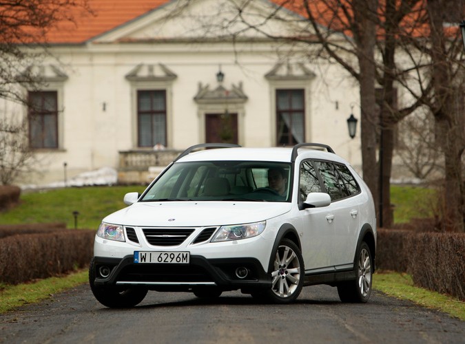 Saab 9-3X - szwedzka stal gotowa do przygody. Dzielnie zwalczy dziki teren, choć woli asfaltowe bulwary. Mogą być dziurawe jak sito - czyli idealnie sprawdza się na polskich drogach...