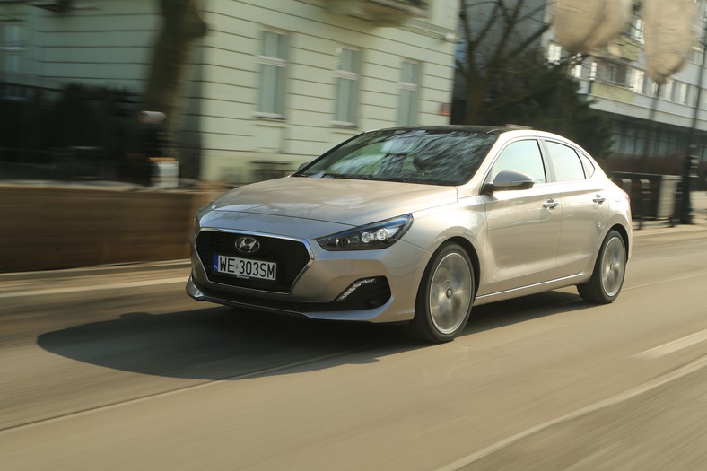 Hyundai i30 Fastback 1.4 T-GDI DCT - kompakt z ambicjami do klasy premium