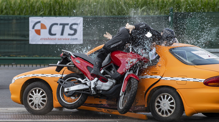 Motorbaleset tesztelés / Fotó: Northfoto