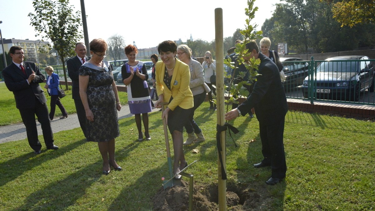 Optymistkom jest łatwiej dosięgać gwiazd – to hasło III Wschowskiego Kongresu Kobiet. Jego inicjatorka Urszula Chudak zdradziła, że pomysł na hasło zaczęrpnęła od marszałek Elżbiety Polak. - Pani Marszałek, kongres we Wschowie to pani zasługa. Dziękuję, że nas pani wspiera - mówiła. Elżbieta Polak podkreśliła, że w kongresach chodzi właśnie o to, by promować solidarność kobiet. Marszałek wspólnie z zaproszonymi gośćmi posadziła też kolejny w regionie Dąb Wolności.