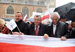 Kardynał Dziwisz: Partie polityczne pogłębiają podziały wśród Polaków