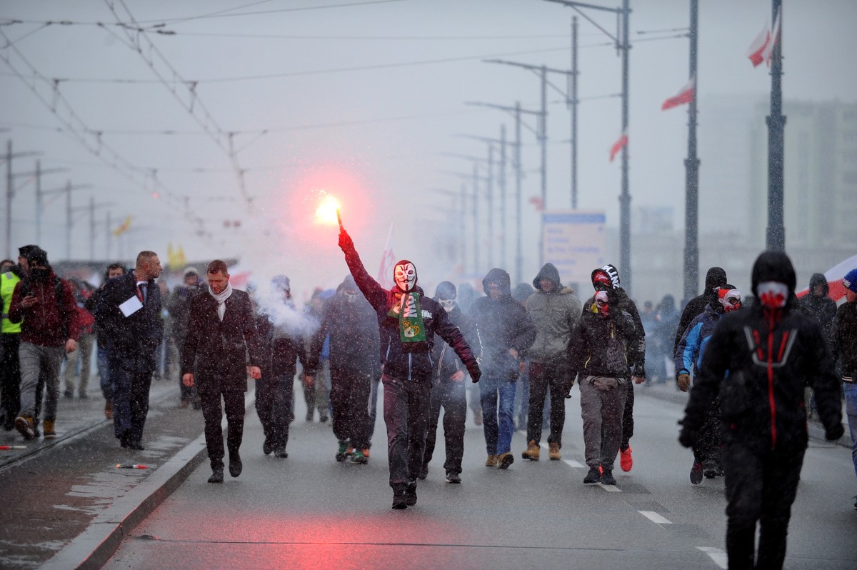 Uczestnicy Marszu Niepodległości 2016 na Moście Poniatowskiego w Warszawie. Tegoroczny marsz organizowany pod hasłem "Polska bastionem Europy" idzie z ronda Dmowskiego na błonia Stadionu Narodowego.