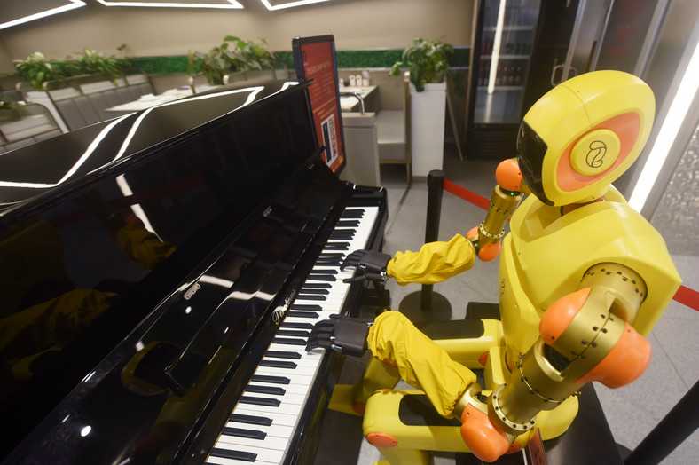 Humanoidalny robot grający na fortepianie w restauracji w Hangzhou w Chinach, 28 grudnia 2022 r.
