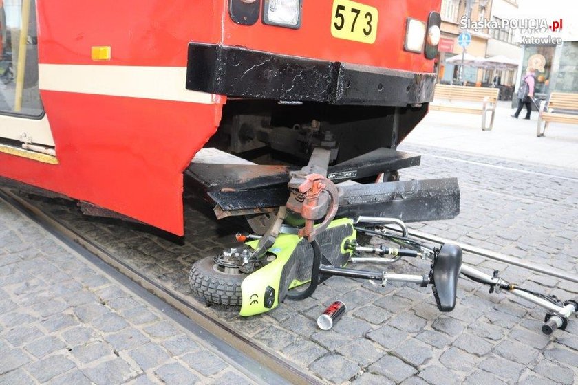 Staruszek na hulajnodze zderzył się z tramwajem