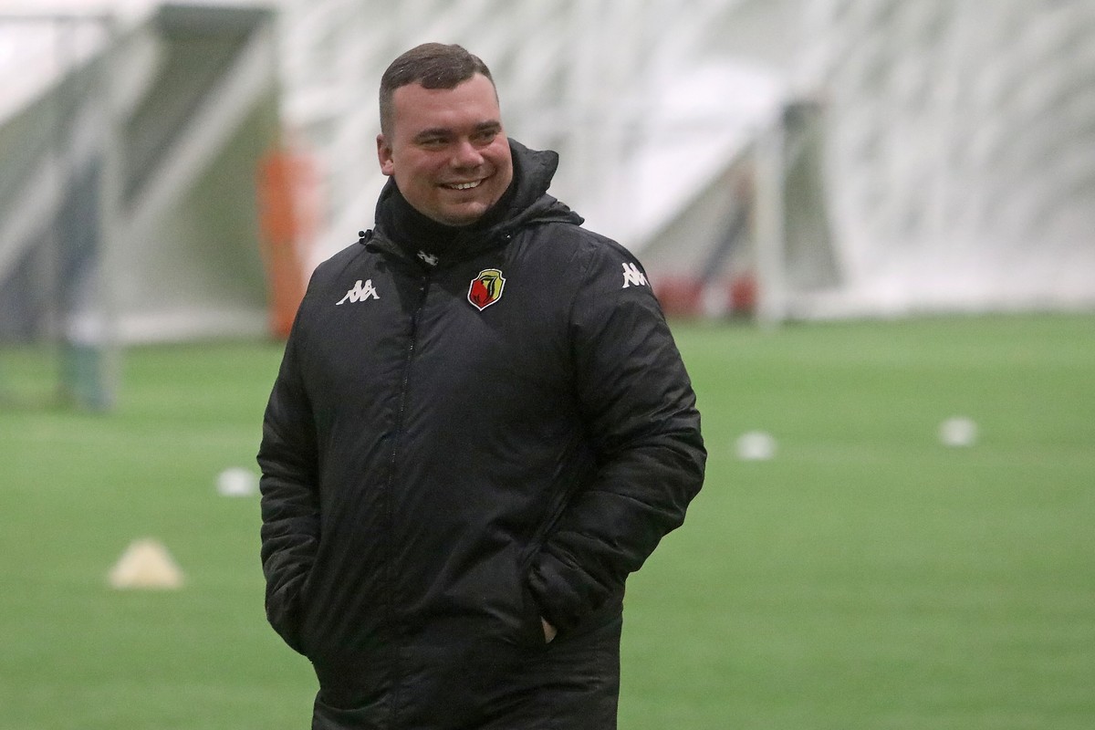 Szkoleniowiec Jagiellonii Adrian Siemieniec podczas treningu drużyny w Białymstoku. Jagiellonia przygotowuje się do rundy wiosennej piłkarskiej Ekstraklasy