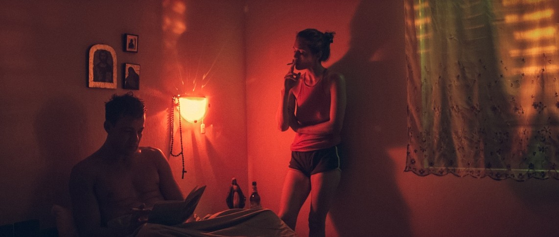 <strong>„Balkan Noir”, reż. Dražen Kuljanin</strong>
<br><br>
W tym filmie drzemie ogromna moc, którą czuć od otwierającej, wizualnie dopracowanej sceny. Mięsista historia zemsty z papierosem (lub ich paczką) w tle, ze wspaniałą silną główną bohaterką i elektryzującą muzyką. Drazen Kuljanin wraca do Warszawy po wygranej w Konkursie 1-2. Tym razem – do Konkursu Międzynarodowego.
<br><br>
OPIS
<br><br>
Pięć lat temu na wakacjach w Czarnogórze zaginęła siedmioletnia córeczka szwedzkiej pary Niny i Oskara. Ojciec pogodził się w końcu z tragedią i rozpoczął nowe życie. Nadzieja matki na to, że odnajdzie córkę, zamieniła się z czasem w obsesję. Żyje wyłącznie myślą o znalezieniu i ukaraniu potwora odpowiedzialnego za lata jej cierpienia. Kiedy od policjanta z Czarnogóry dostaje informację o nowych tropach, jedzie tam z nową energią zemsty. Policjant zdaje sobie sprawę, że Nina nie odpuści i że dotarła do miejsca, w którym nie ma już nawet znaczenia, czy podejrzany jest winny, czy nie. Ktoś musi za to zapłacić. Historia zemsty podczas dwudziestu przerw na papierosa.
<br><br>
PROJEKCJE
<br><br>
Multikino 2: piątek, 13 paź 21:00<br><br>
Multikino 2: sobota, 14 paź 13:30<br><br>
Multikino 2: niedziela, 15 paź 16:00<br><br>
Multikino 3: sobota, 21 paź 21:30