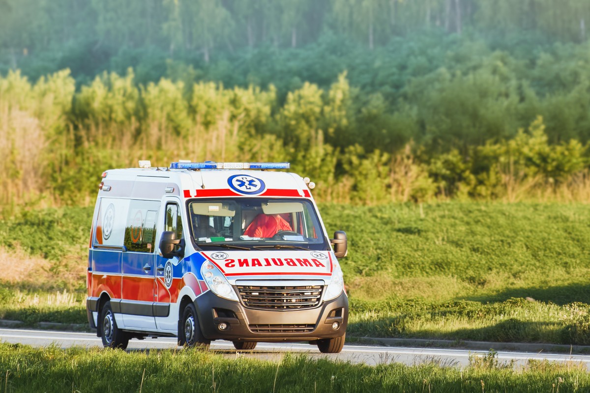 Karetka pogotowia na drodze