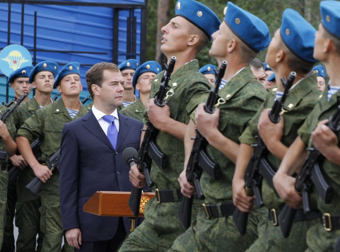 Dmitrij Miedwiediew w bazie wojskowej Sosnowyj Bor