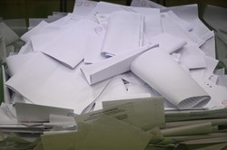 Wybory 2023. W komisji wyborczej we Wrocławiu nadal trwa głosowanie. W kolejce stoi kilkaset osób