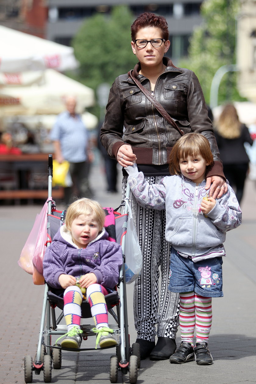 Dorota Galus (35 l.), z córkami: Karoliną (4 l.) i Amelią (2 l.) z Katowic