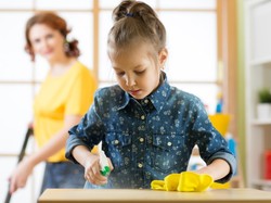 Właściwy moment to podstawa: Kiedy dziecko powinno zacząć pomagać w domu?