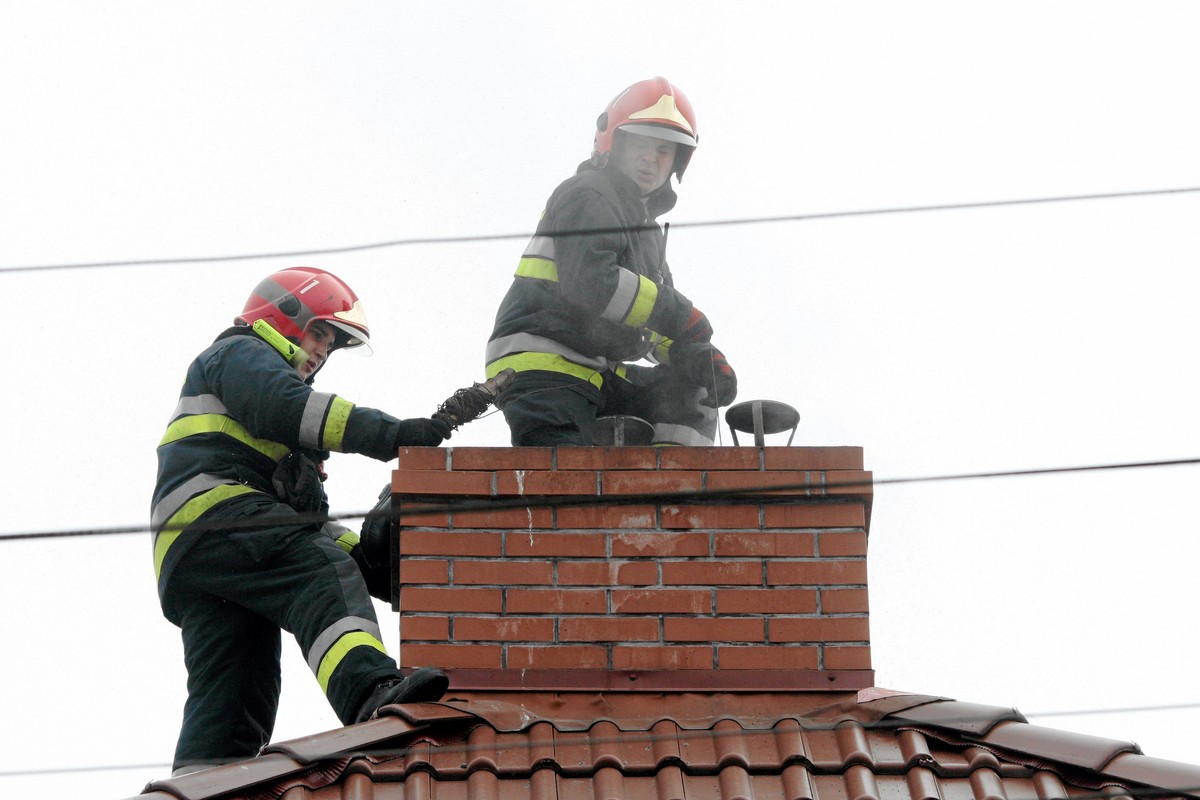 Strażacy sprawdzają komin