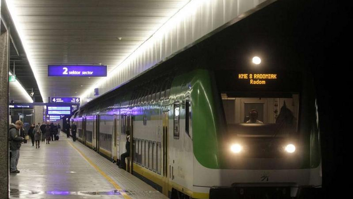 Nowoczesne pociągi piętrowe należące do Kolei Mazowieckich mogą już wjeżdżać do podmiejskiego tunelu średnicowego. Niestety, wciąż nie wiadomo, kiedy tamtędy będą woziły pasażerów.