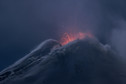 Nocna erupcja Etny: ogniste potoki na ośnieżonym stożku