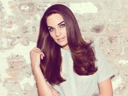 Pełnia objętości: 7 fryzur z długich włosów na każdy dzień tygodnia krok po kroku