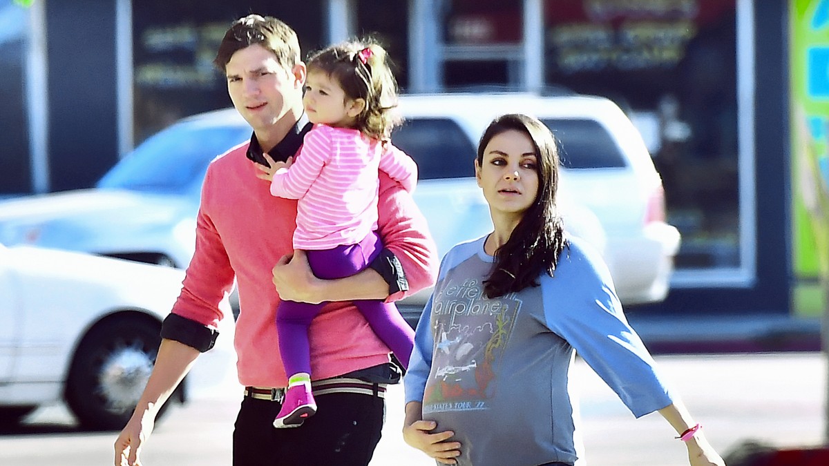 Ešton Kučer i Mila Kunis sa ćerkom